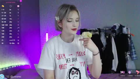 Snapshot of esmevelvet chatting on 18, 5, 2026 Esme online show from 18, 5, 2026