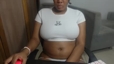 Snapshot of estefania_starlovee chatting on 3, 12, 2025 estefania_starlovee online show from 3, 12, 2025