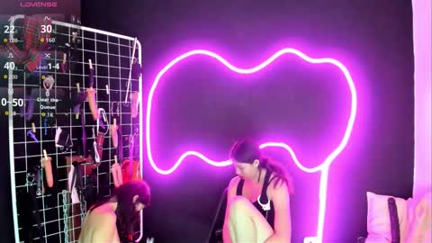 Cloe and Megan online show from 31, 10, 2025