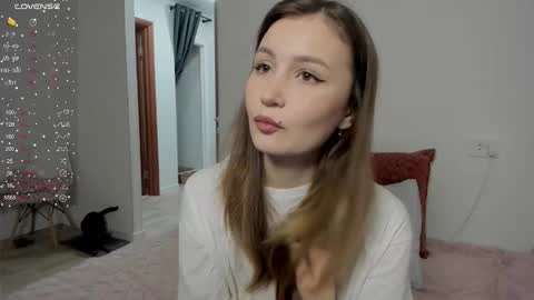 Veronica Tiia Lilith left to right online show from 27, 3, 2026