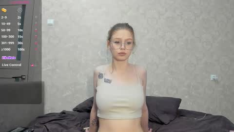 Veronica Tiia Lilith left to right online show from 28, 3, 2026