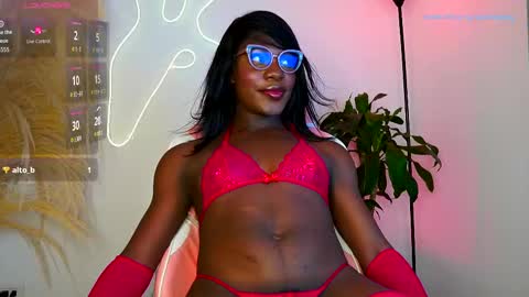 Snapshot of euphoricbunny chatting on 11, 10, 2025 euphoricbunny online show from 11, 10, 2025