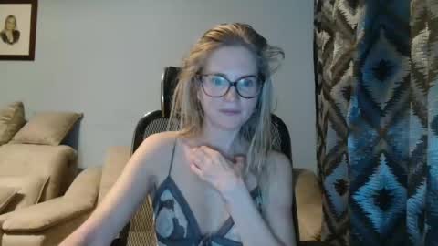 Snapshot of eva2323 chatting on 18, 1, 2025 eva2323 online show from 18, 1, 2025