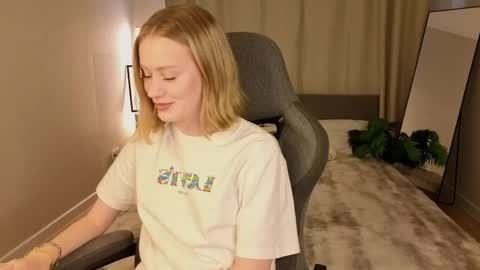Snapshot of eva_hamilton chatting on 27, 5, 2026 eva hamilton online show from 27, 5, 2026