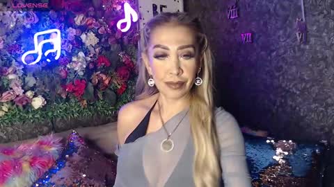 Snapshot of evelynagrey chatting on 1, 2, 2025 EvelynaGrey online show from 1, 2, 2025