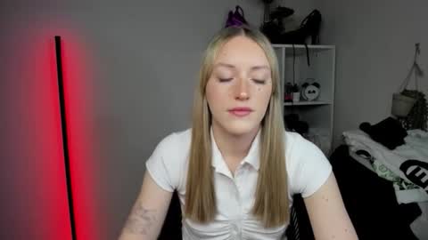Snapshot of evelynblond chatting on 17, 4, 2026 evelynblond online show from 17, 4, 2026