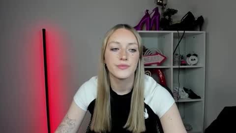 Snapshot of evelynblond chatting on 21, 4, 2026 evelynblond online show from 21, 4, 2026