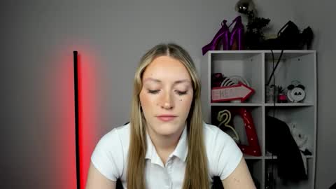 Snapshot of evelynblond chatting on 23, 4, 2026 evelynblond online show from 23, 4, 2026