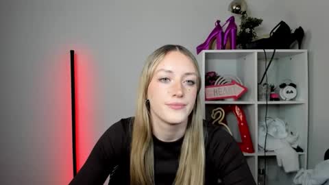 Snapshot of evelynblond chatting on 24, 4, 2026 evelynblond online show from 24, 4, 2026
