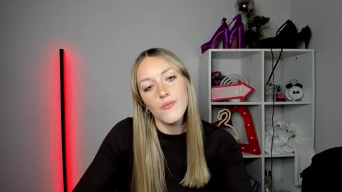 Snapshot of evelynblond chatting on 29, 4, 2026 evelynblond online show from 29, 4, 2026