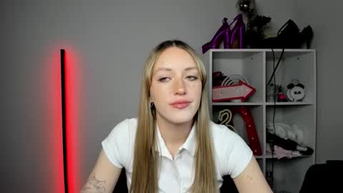 Snapshot of evelynblond chatting on 30, 4, 2026 evelynblond online show from 30, 4, 2026