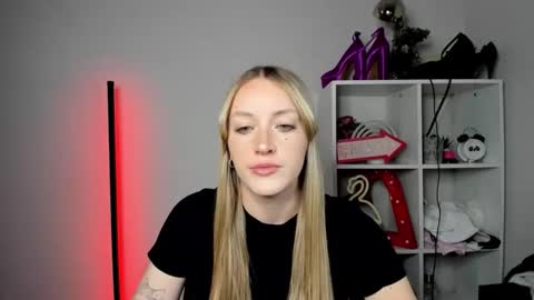 Snapshot of evelynblond chatting on 4, 5, 2026 evelynblond online show from 4, 5, 2026