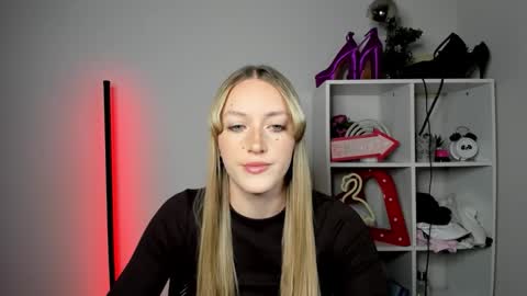 Snapshot of evelynblond chatting on 5, 5, 2026 evelynblond online show from 5, 5, 2026