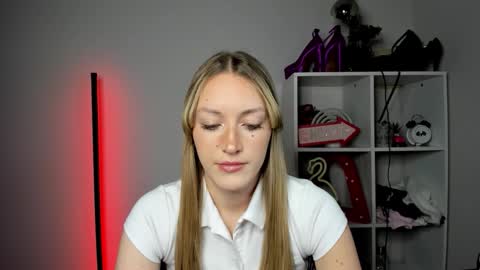 Snapshot of evelynblond chatting on 6, 5, 2026 evelynblond online show from 6, 5, 2026