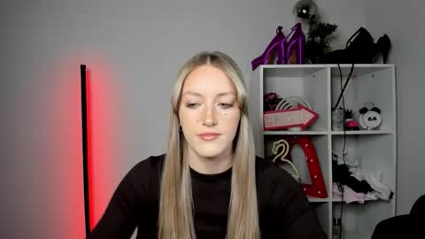 Snapshot of evelynblond chatting on 7, 5, 2026 evelynblond online show from 7, 5, 2026