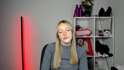 Snapshot of evelynblond chatting on 11, 5, 2026 evelynblond online show from 11, 5, 2026