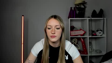 Snapshot of evelynblond chatting on 13, 5, 2026 evelynblond online show from 13, 5, 2026