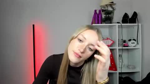 Snapshot of evelynblond chatting on 14, 5, 2026 evelynblond online show from 14, 5, 2026