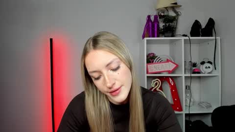 Snapshot of evelynblond chatting on 15, 5, 2026 evelynblond online show from 15, 5, 2026
