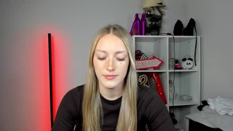 Snapshot of evelynblond chatting on 18, 5, 2026 evelynblond online show from 18, 5, 2026
