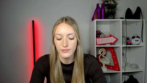 Snapshot of evelynblond chatting on 19, 5, 2026 evelynblond online show from 19, 5, 2026