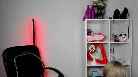 Snapshot of evelynblond chatting on 20, 5, 2026 evelynblond online show from 20, 5, 2026
