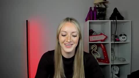 Snapshot of evelynblond chatting on 22, 5, 2026 evelynblond online show from 22, 5, 2026