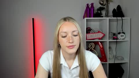 Snapshot of evelynblond chatting on 25, 5, 2026 evelynblond online show from 25, 5, 2026