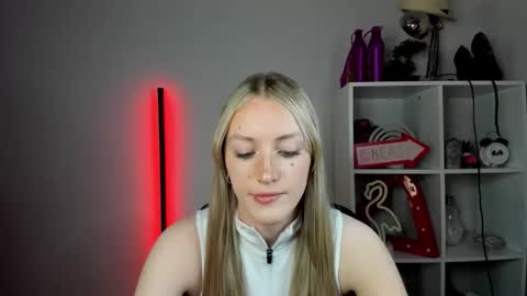 Snapshot of evelynblond chatting on 26, 5, 2026 evelynblond online show from 26, 5, 2026