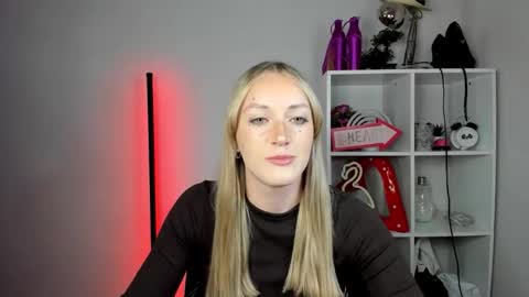 Snapshot of evelynblond chatting on 27, 5, 2026 evelynblond online show from 27, 5, 2026