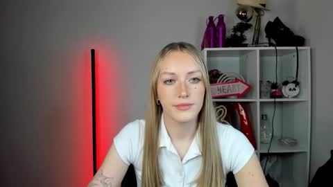 Snapshot of evelynblond chatting on 28, 5, 2026 evelynblond online show from 28, 5, 2026