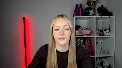 Snapshot of evelynblond chatting on 29, 5, 2026 evelynblond online show from 29, 5, 2026