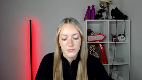 Snapshot of evelynblond chatting on 1, 6, 2026 evelynblond online show from 1, 6, 2026