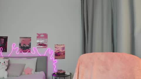 Snapshot of evie_tomioka chatting on 5, 7, 2026 Eva online show from 5, 7, 2026