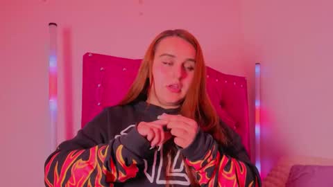 Snapshot of evy_orange1 chatting on 17, 11, 2025 EVY online show from 17, 11, 2025