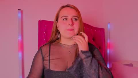 Snapshot of evy_orange1 chatting on 18, 11, 2025 EVY online show from 18, 11, 2025