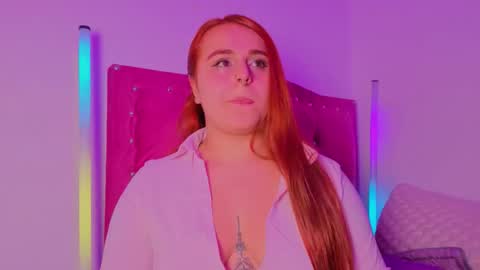 Snapshot of evy_orange1 chatting on 27, 11, 2025 EVY online show from 27, 11, 2025