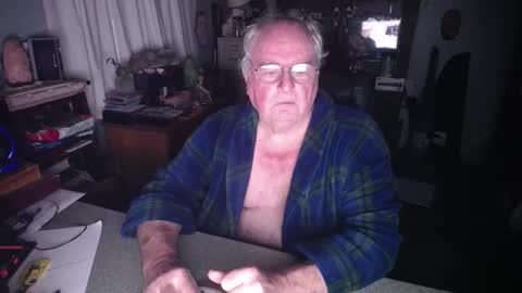 Snapshot of exceos chatting on 4, 12, 2024 EXCEOS online show from 4, 12, 2024