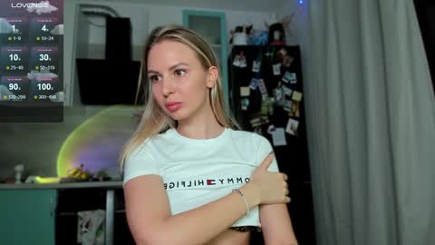 Snapshot of f1oraa chatting on 15, 12, 2024  if you dont have fansly account yet use this link to registration    online show from 15, 12, 2024