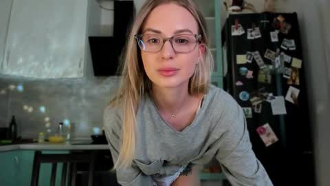 Snapshot of f1oraa chatting on 11, 2, 2025  if you dont have fansly account yet use this link to registration    online show from 11, 2, 2025