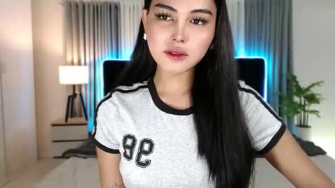 Snapshot of fallfromabove chatting on 17, 10, 2025 Belly Conklin online show from 17, 10, 2025