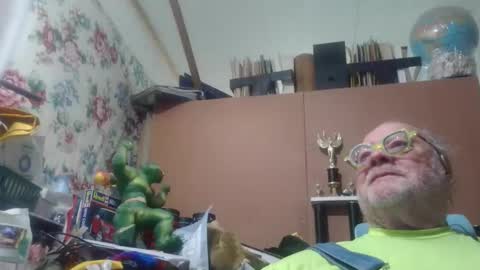 Snapshot of fatfreddythecat chatting on 17, 5, 2026 Fred. online show from 17, 5, 2026