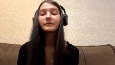 Aurora 18yo online show from 18, 11, 2025
