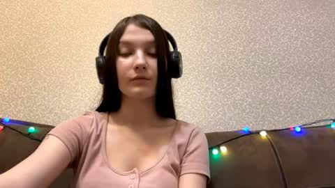 Aurora 18yo online show from 16, 12, 2025