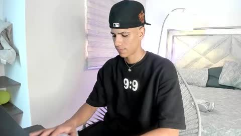 Snapshot of felix_lauren chatting on 28, 10, 2025 Felix online show from 28, 10, 2025