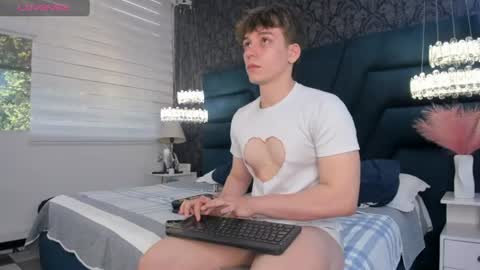 Snapshot of femboy_max chatting on 19, 6, 2026 Femboy Max online show from 19, 6, 2026