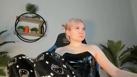 Snapshot of fetishrey chatting on 8, 3, 2025 Rey online show from 8, 3, 2025