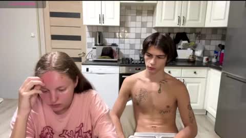 flowerscouple online show from 18, 7, 2026