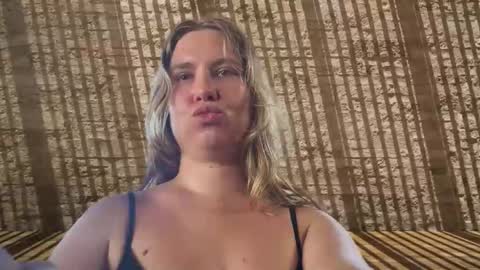 Snapshot of fluffy_bunnyxxx chatting on 25, 4, 2026 fluffy_bunnyxxx online show from 25, 4, 2026