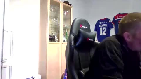 fluffy_espen online show from 12, 4, 2026